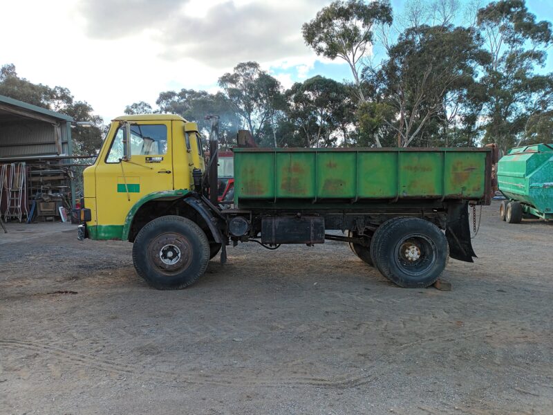 Ford D Series Tip Truck (JJ01428)