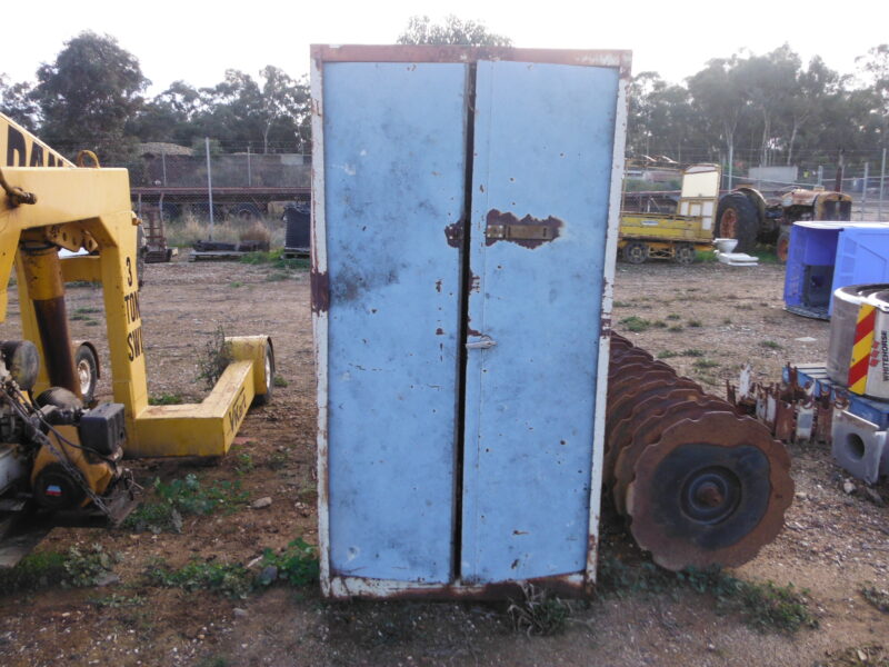 Metal cabinet (Lot 67)