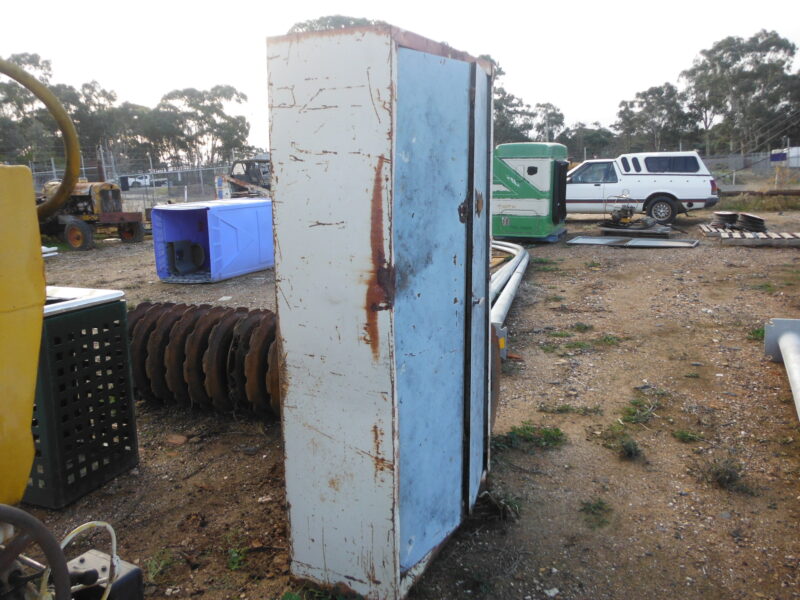 Metal cabinet (Lot 67)