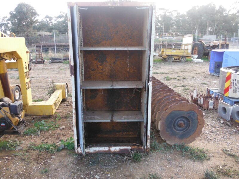 Metal cabinet (Lot 67)