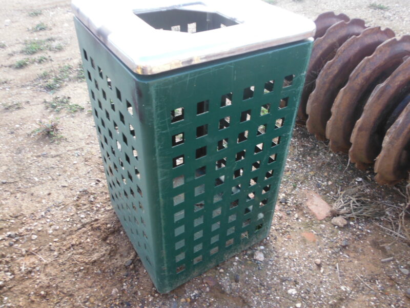 Rubbish bin surround (Lot 68)