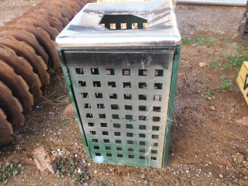 Rubbish bin surround (Lot 68)