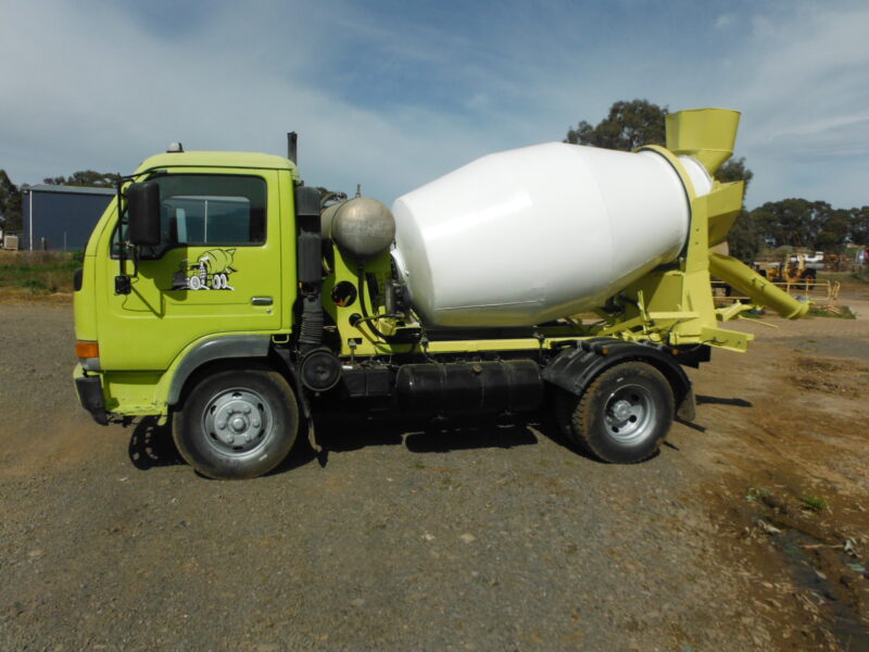 Nissan UD Mini mix Cement mixer (D01005)