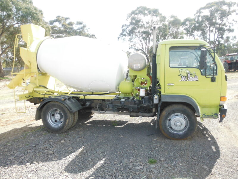 Nissan UD Mini mix Cement mixer (D01005)