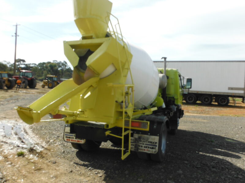 Nissan UD Mini mix Cement mixer (D01005)