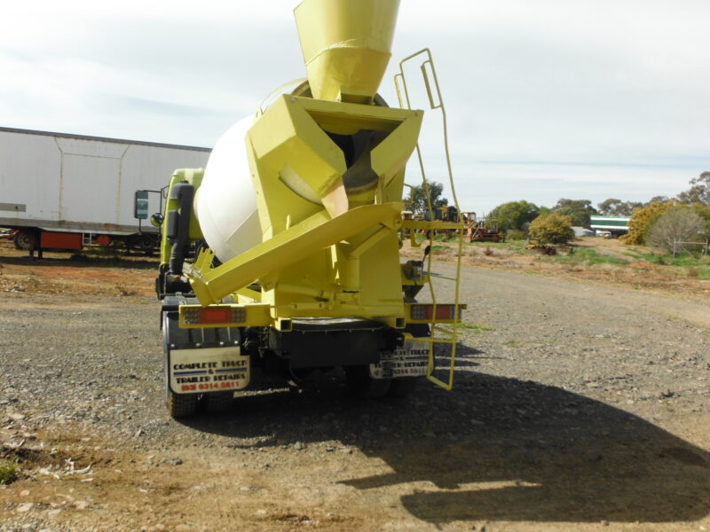 Nissan UD Mini mix Cement mixer (D01005)