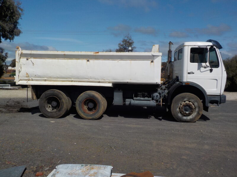 Mercedes 2222 Tip Truck 6X4 (D01006)