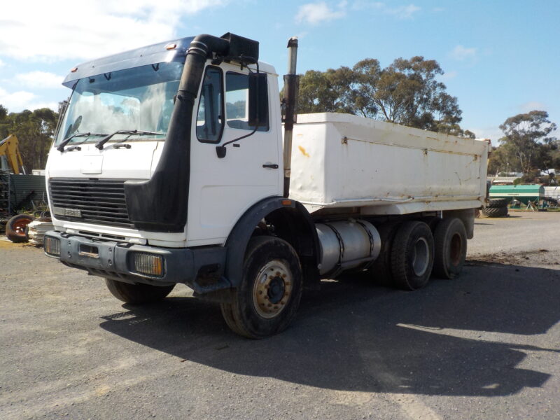 Mercedes 2222 Tip Truck 6X4 (D01006)