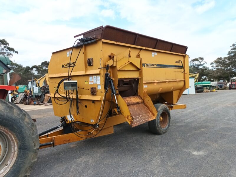 Kuhn Knight 3042 Mixer Wagon (JJ01466)